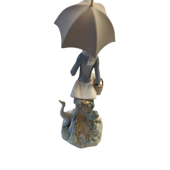 Lladro - Retired Girl with Umbrella & Geese, Dated‎ 1977 - Picture 4 of 7
